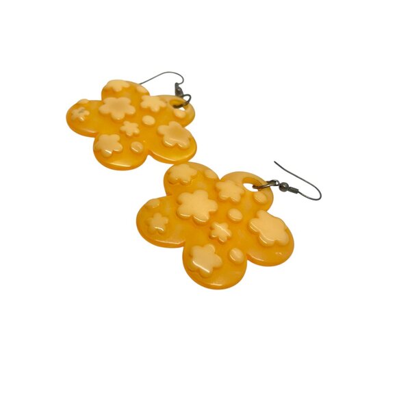 VINTAGE LUCITE FLOWER POWER EARRINGS YELLOW POP ART 60S 80S GROOVY STATEMENT - Picture 6 of 13